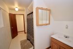 Upper level full bath with tub/ shower combo